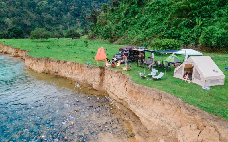 cắm trại bên suối